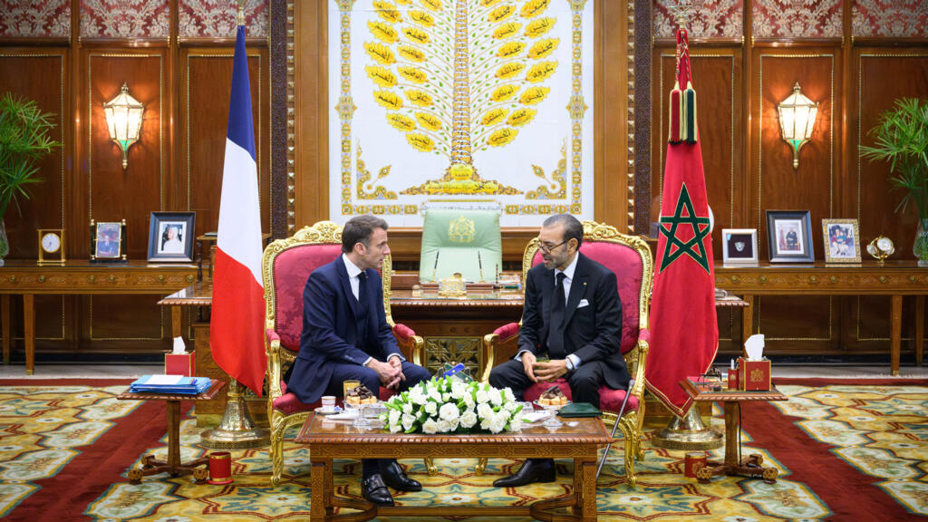 Le président français Emmanuel Macron accueilli par le roi marocain Mohammed VI, à Rabat, au Maroc, le 28 octobre 2024.
