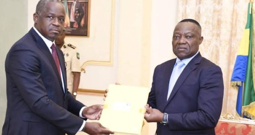 Le Vice-président du gouvernement gabonais Hermann Immongault remet un rapport à Dieudonné Aba’a Owono, président de la Cour constitutionnelle