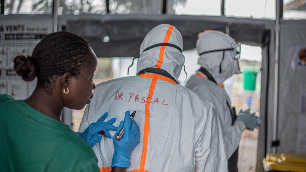 Agent en combinaison de protection contre Ébola dans un centre de traitement en Ituri, RDC