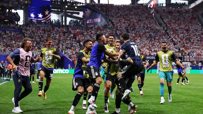 Des joueurs de soccer de l'Argentine célèbrent un but après leur victoire face à l'Angleterre.