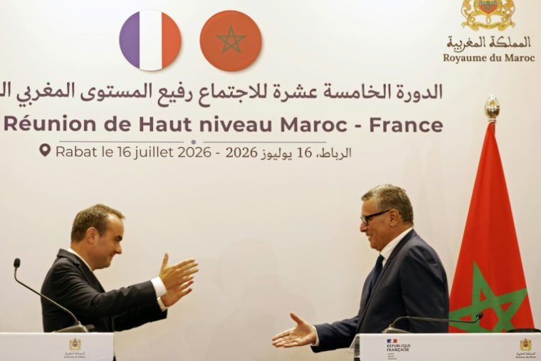 Le Premier ministre français Sébastien Lecornu (g) et son homologue marocain Aziz Akhannouch à l'issue d'une conférence de presse au ministère des Affaires étrangères à Rabat, le 16 juillet 2026 au Maroc