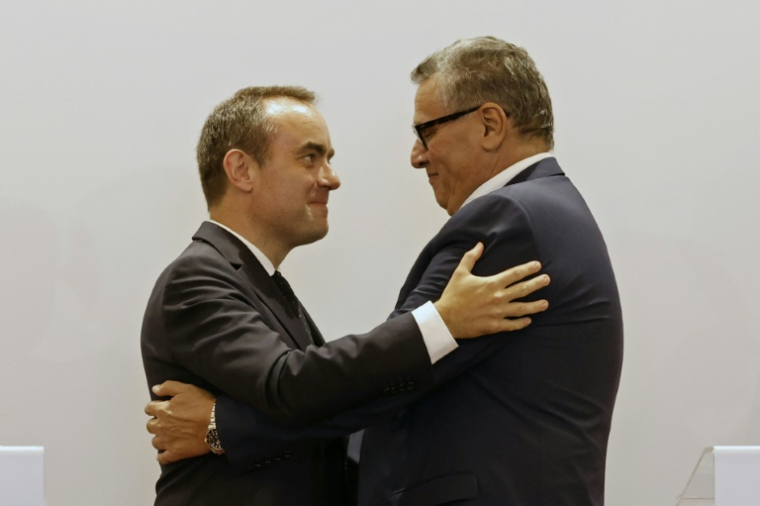 Le Premier ministre français Sébastien Lecornu (g) et son homologue marocain Aziz Akhannouch se donnent une accolade à l'issue d'une conférence de presse au ministère des Affaires étrangères à Rabat, le 16 juillet 2026 au Maroc