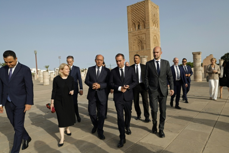 Le Premier ministre français Sébastien Lecornu (c) arrive avec sa délégation au Mausolée royal de Rabat, le 16 juillet 2026 au Maroc