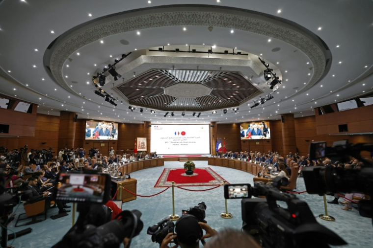 Le Premier ministre français Sébastien Lecornu et sa délégation (g) assistent à une séance plénière avec des ministres marocains à Rabat, le 16 juillet 2026 au Maroc