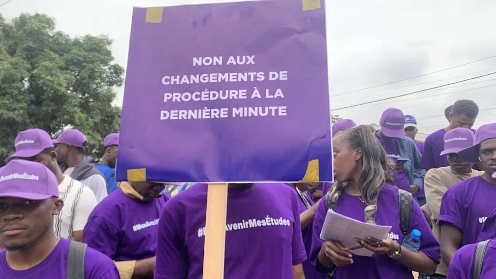 Drapeaux français et camerounais symbolisant les nouvelles règles de visas étudiants