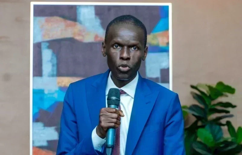 Waly Diouf Bodian en costume, portrait officiel