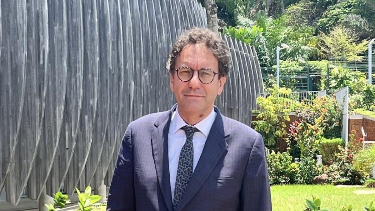 ambassadeur de France au Gabon lors d'un discours