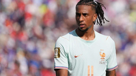 Michael Olise en action sur un terrain de football