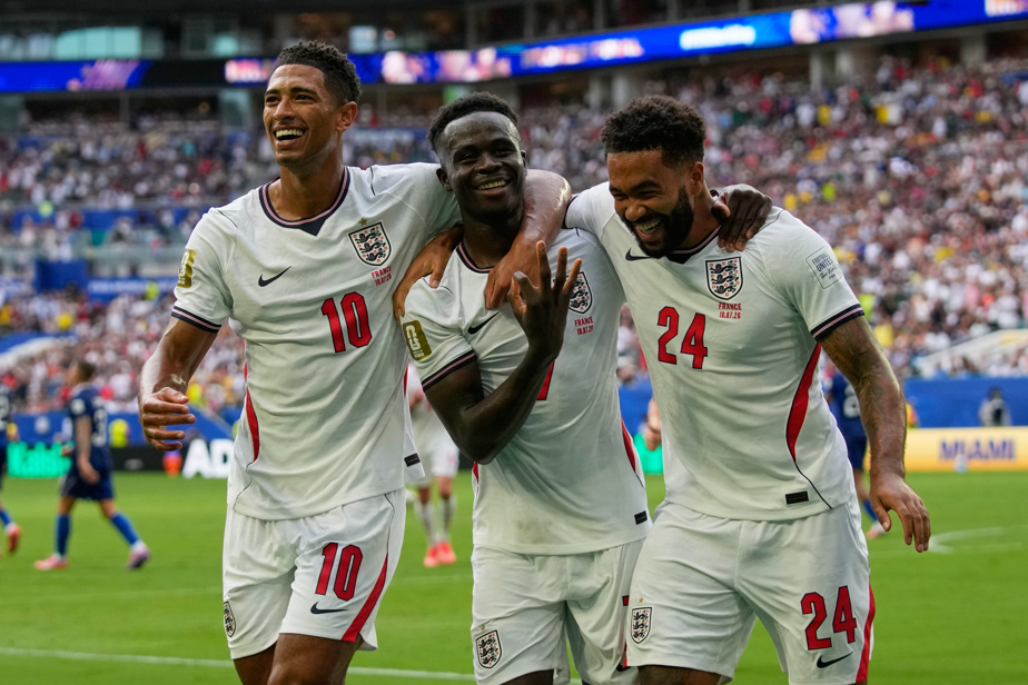 Les joueurs anglais et français célébrant un but