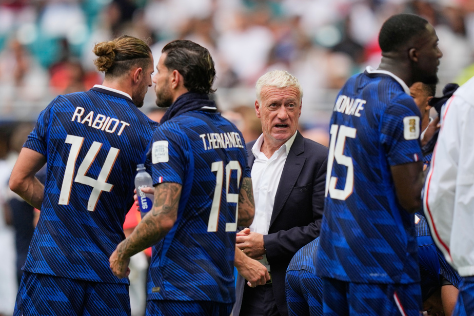 Didier Deschamps assis sur le banc de touche