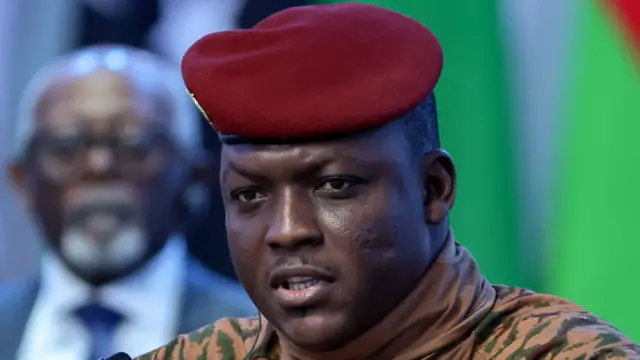 Portrait du capitaine Ibrahim Traoré en uniforme militaire beige avec béret rouge