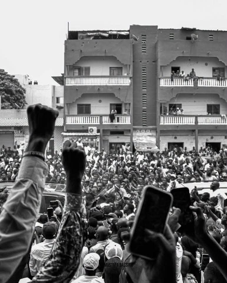 foule acclamant ousmane sonko lors de sa tournée en banlieue dakaroise