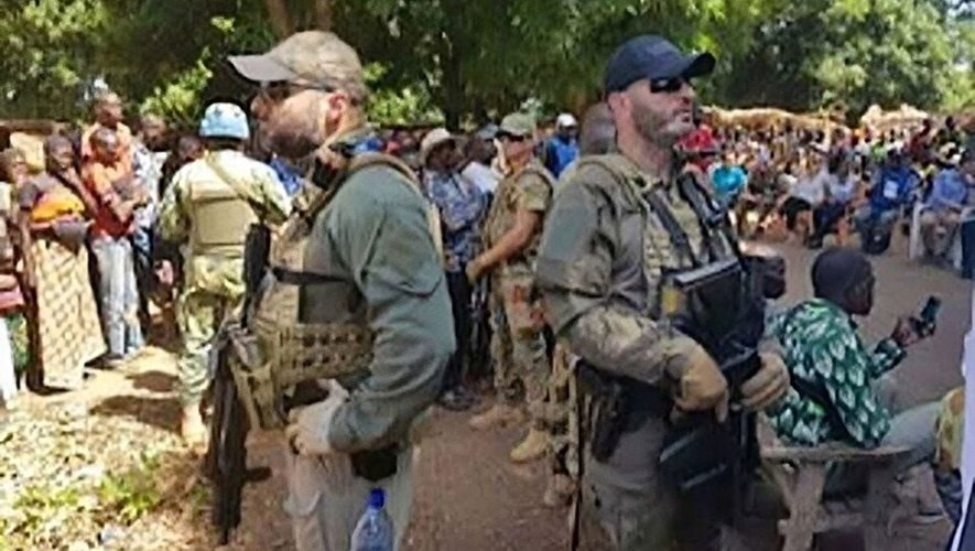 Un lanceur d'alerte centrafricain, menacé après ses révélations sur Wagner, se cache en France avec sa famille en attendant une décision sur son recours.