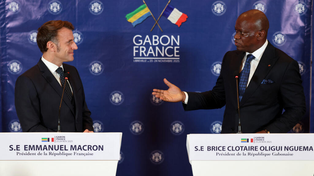 Le président gabonais Brice Oligui Nguema et son homologue français Emmanuel Macron lors d’une conférence de presse conjointe à Libreville, en novembre 2025.
