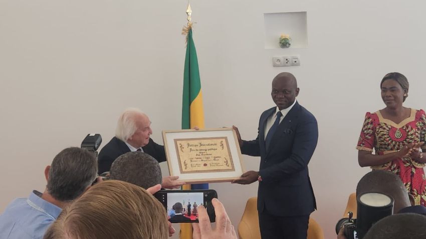 Portrait officiel de Brice Clotaire Oligui Nguema recevant un prix
