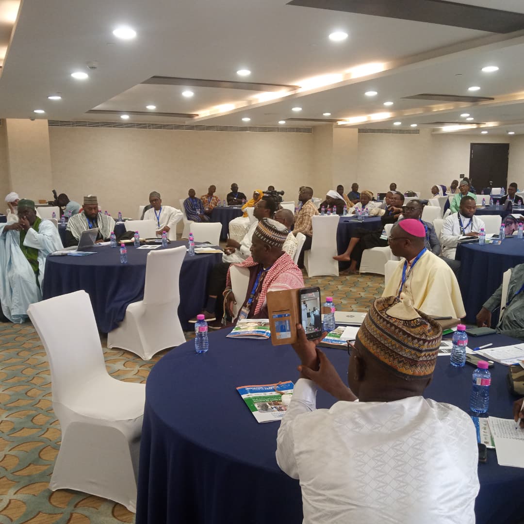 Vue d'ensemble d'une rencontre interreligieuse au Niger