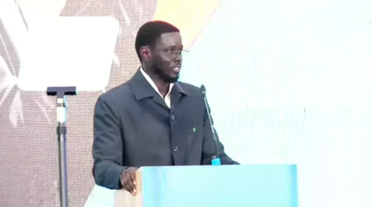 Le président Bassirou Diomaye Faye s'exprime lors d'un événement politique au Sénégal