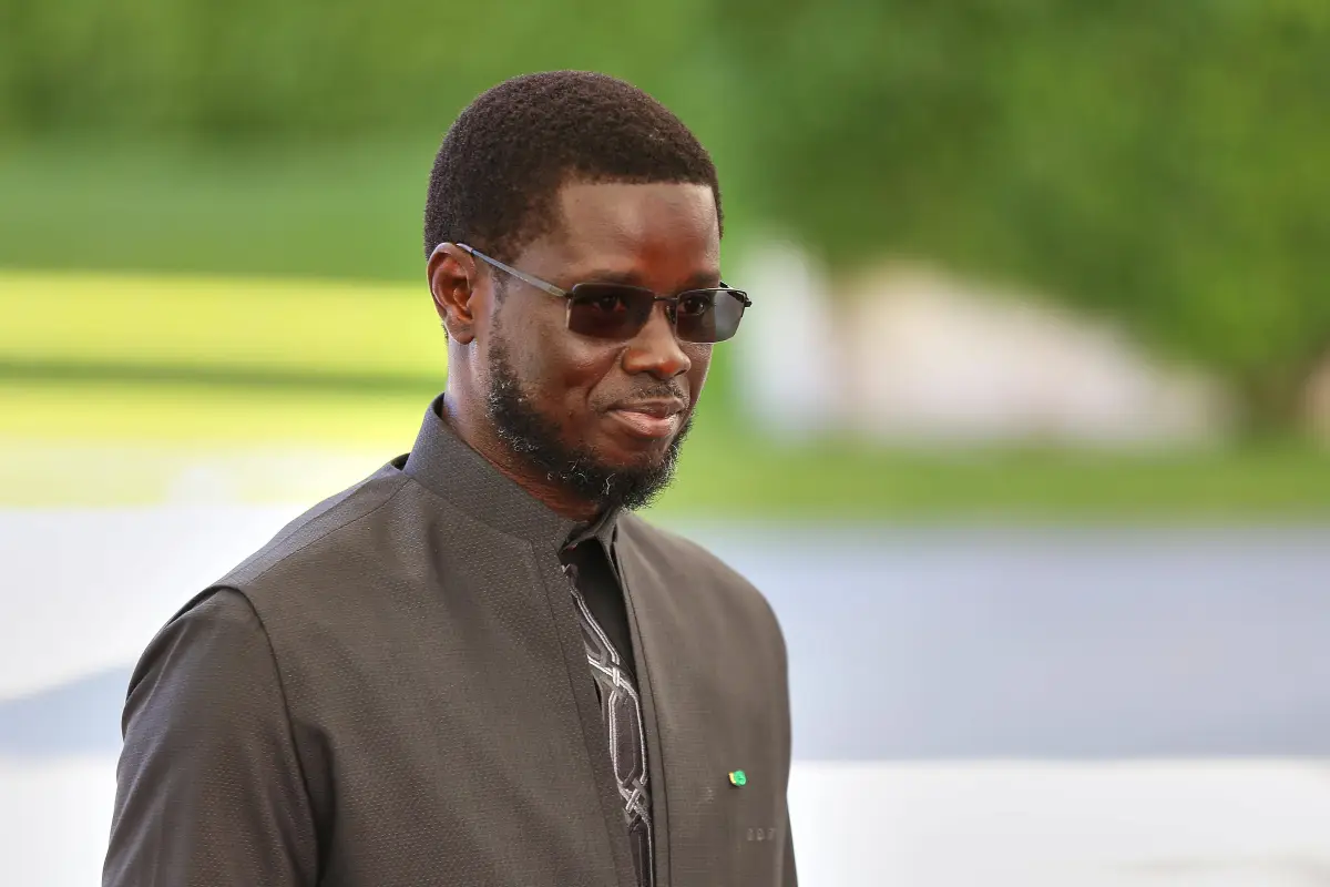 Le président sénégalais Bassirou Diomaye Faye et son homologue malien Assimi Goïta lors d'une rencontre officielle