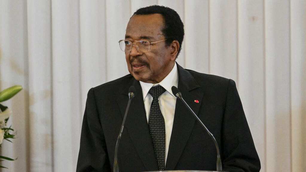 Le président camerounais Paul Biya lors d'un discours au palais présidentiel de Yaoundé devant le pape Léon XIV, le 15 avril 2026.