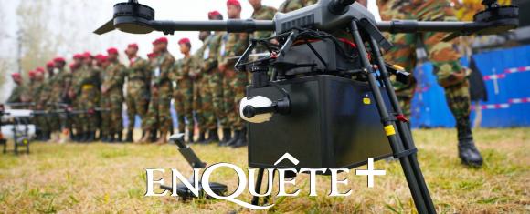 Drone militaire en vol au-dessus d'un paysage africain