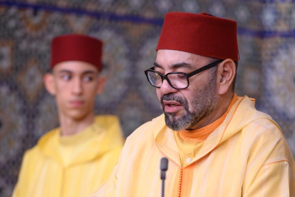 Le roi Mohammed VI et son fils le prince Moulay Hassan lors d'une cérémonie officielle