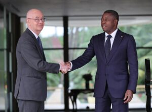 Photo de groupe lors de la rencontre diplomatique
