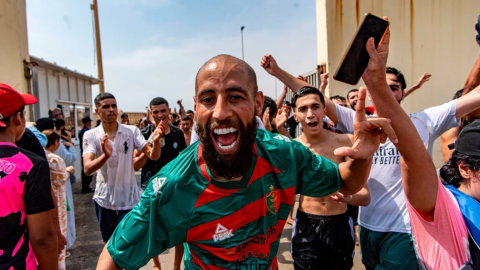 Des migrants traversent vers Ceuta depuis le territoire marocain, le 30 juillet 2026. (Photo AP/Antonio Sempere)