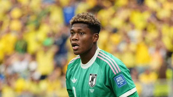 Zion Suzuki, gardien japonais en discussion avec le PSG
