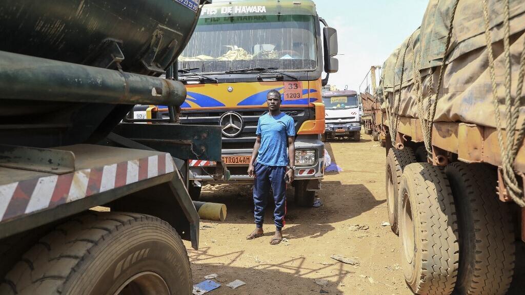Camions en attente sur la route reliant Douala à Bangui, illustration des défis logistiques actuels.
