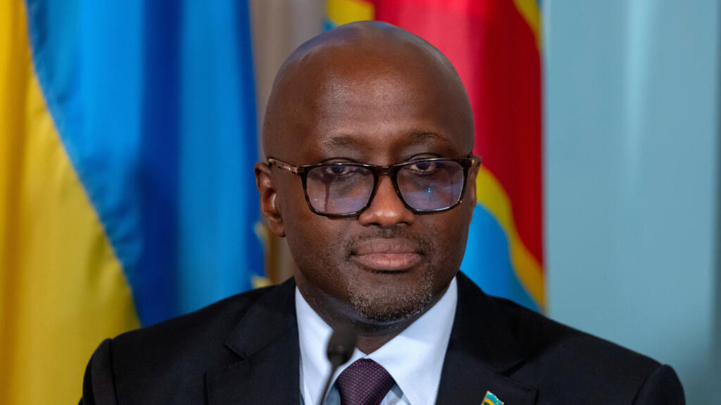 Cérémonie officielle de signature d'un accord de paix entre représentants rwandais et congolais