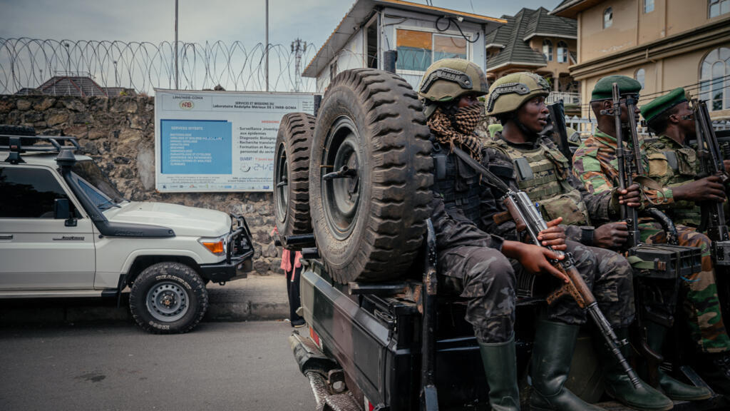 Des soldats de l'AFC/M23 patrouillent près du laboratoire Rodolphe Mérieux à Goma, dans l'est de la RDC, en mai 2026.