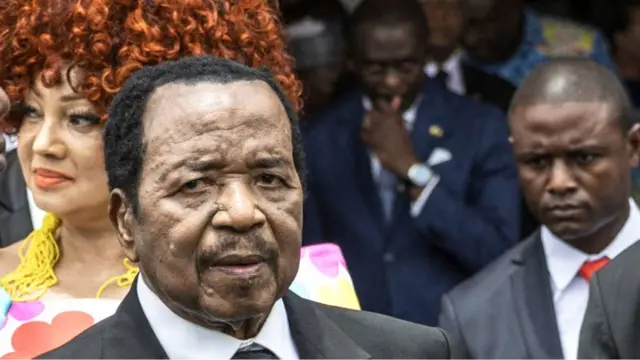 Paul Biya entouré de responsables camerounais et de son épouse, Chantal Biya, lors d'une visite officielle