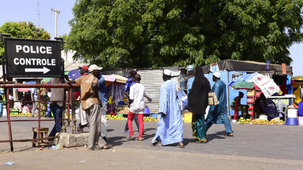 À Karang, au Sénégal, des voyageurs passent le contrôle de police pour se rendre en Gambie
