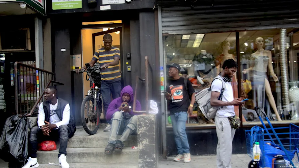 manifestation de migrants devant un tribunal