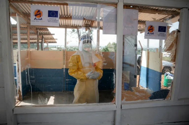 Équipe médicale en combinaison de protection contre Ebola en RDC