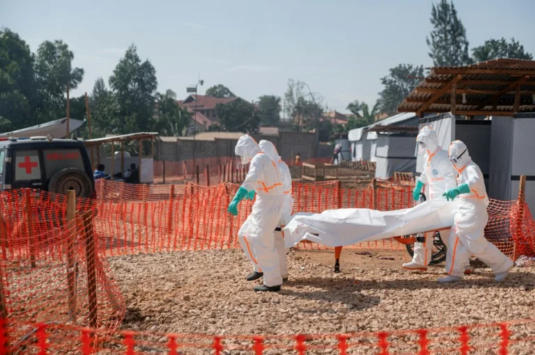 Équipe médicale en blouse de protection contre Ebola en RDC