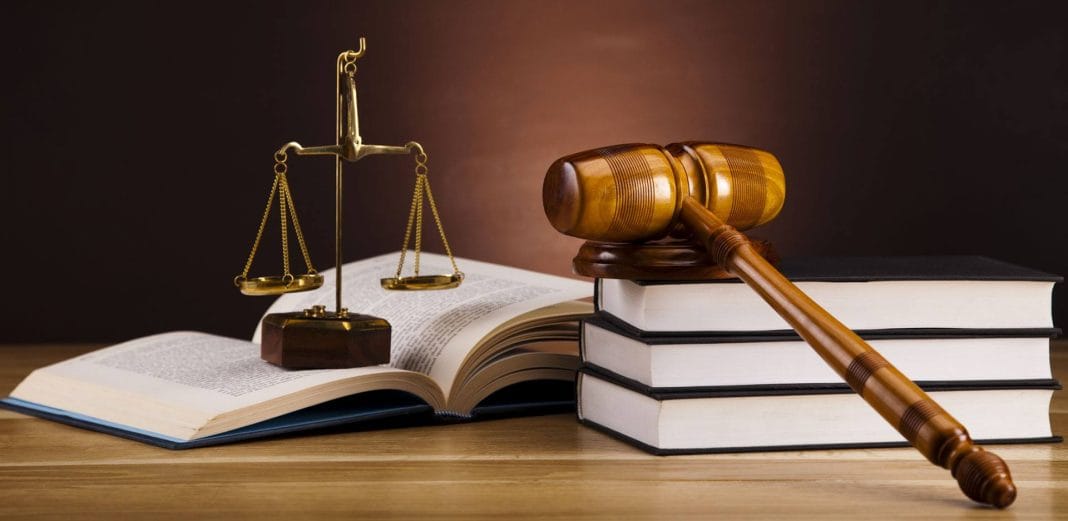 Illustration de la justice avec une balance et un code pénal