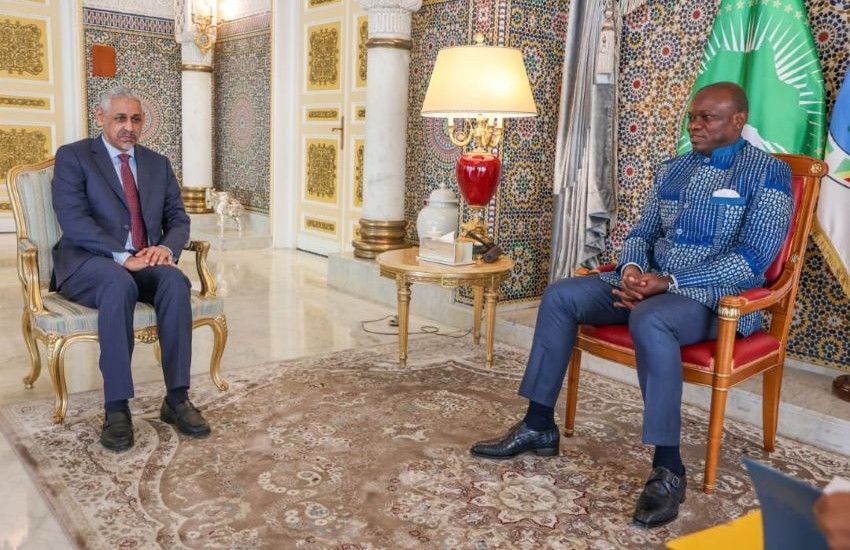 Le président gabonais Brice Clotaire Oligui Nguema en discussion avec le président de la BAD, Sidi Ould Tah