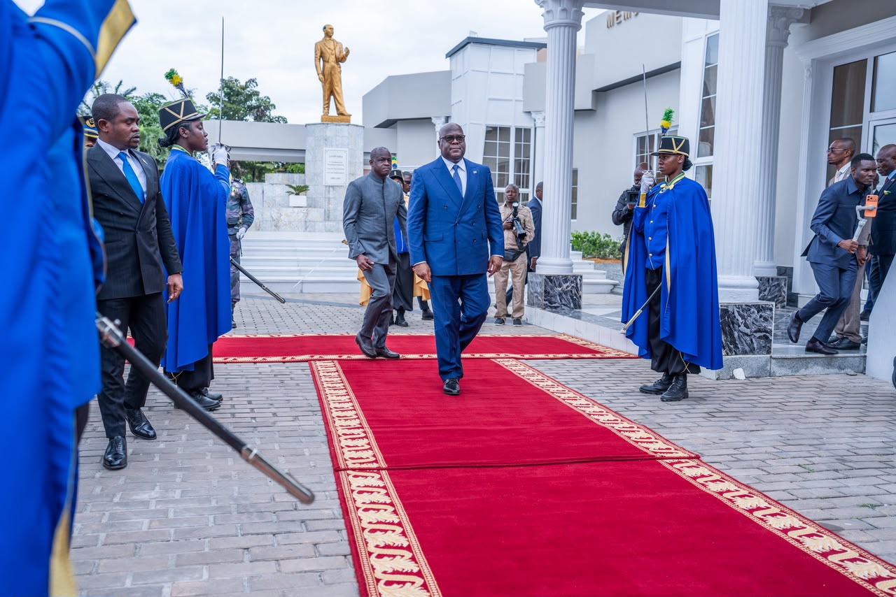 Président Tshisekedi et président Oligui Nguema lors de l'accueil à l'aéroport de Libreville