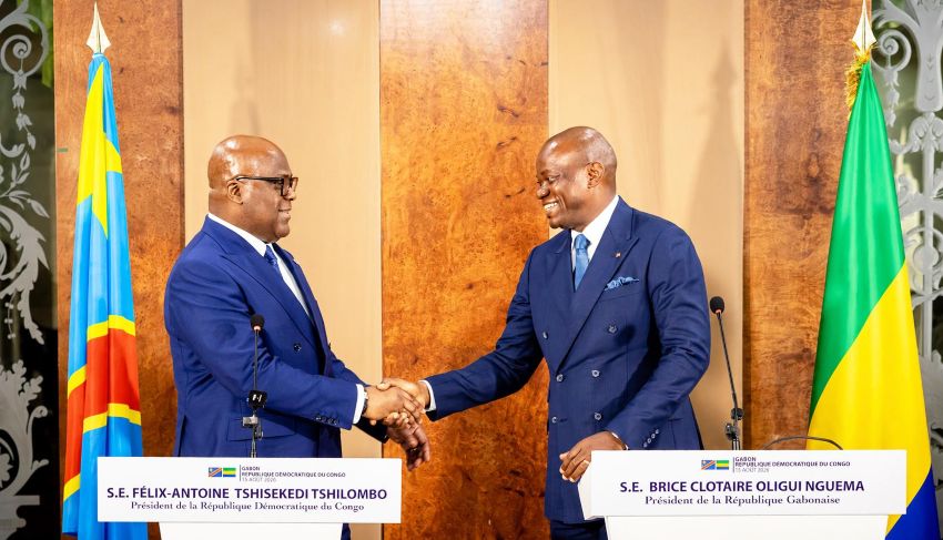 Les présidents Brice Clotaire Oligui Nguema et Félix-Antoine Tshisekedi lors de leur rencontre à Libreville