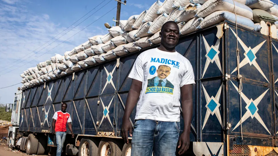 File de camions à la frontière sénégalo-malien près de Moussala