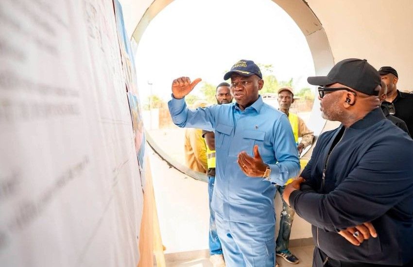 Le président gabonais inspectant les chantiers de Franceville