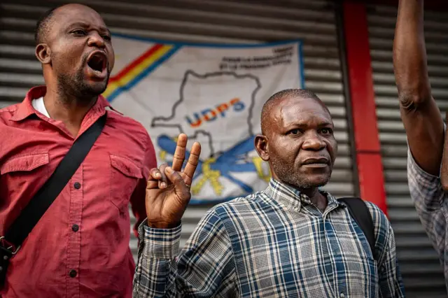 Militants de l'UDPS scandant des slogans en l'honneur du président Tshisekedi