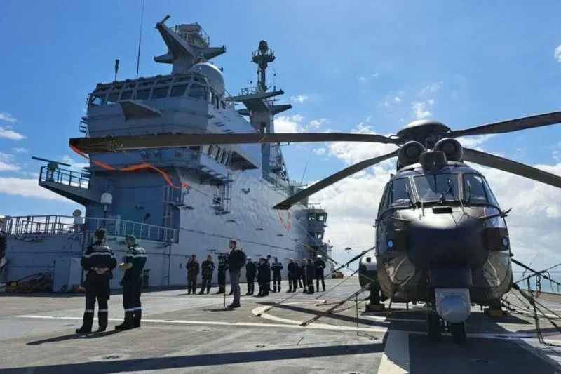 le porte-hélicoptères amphibie « Mistral » à quai à Dakar