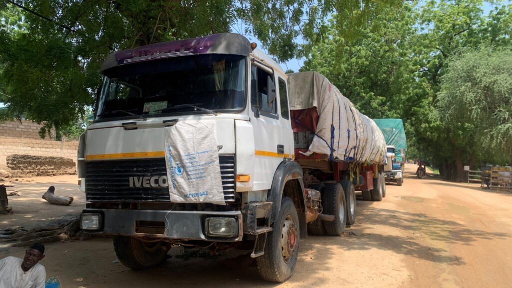 Un convoi de camions en provenance du Nigeria stationne à Kourgui, région de l'Extrême-Nord du Cameroun.