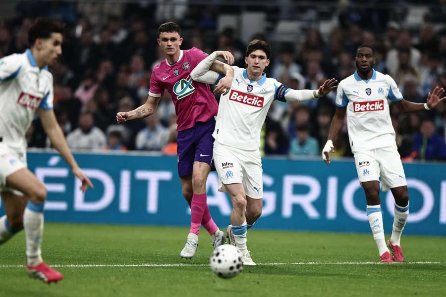 Affrontement entre Rasmus Nicolaisen (Toulouse) et Leonardo Balerdi (Marseille) en quart de finale de Coupe de France